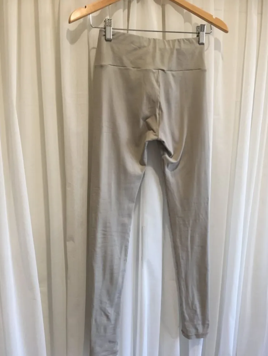 Small MC activewear beige cream leggings